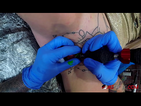 ❤️ Tsis tshua muaj tattooed hottie Sully Savage tau txais tattoo ntawm nws clitoris ❤  Fucking video  ntawm porn hmn.pornmega-com.ru Ib ❤